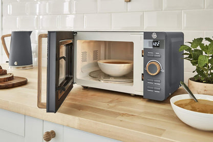Swan Nordic Frühstücksset, Wasserkocher, 1,7 l, 2200 W, Breitschlitz-Toaster, 2 Scheiben, digitale Mikrowelle 20 l, modernes Design, Holzoptik, grau