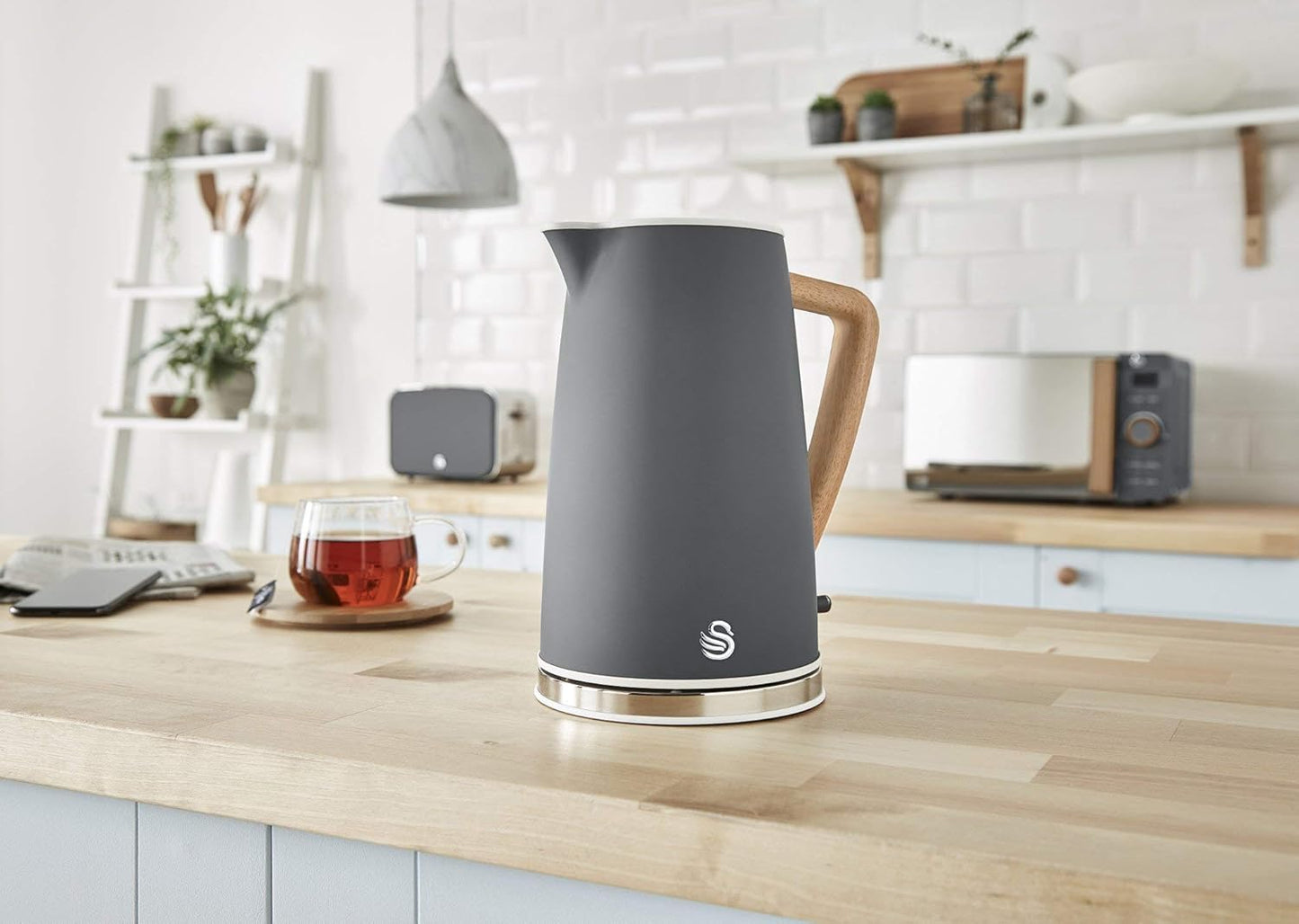 Swan Nordic Frühstücksset, Wasserkocher, 1,7 l, 2200 W, Breitschlitz-Toaster, 2 Scheiben, digitale Mikrowelle 20 l, modernes Design, Holzoptik, grau