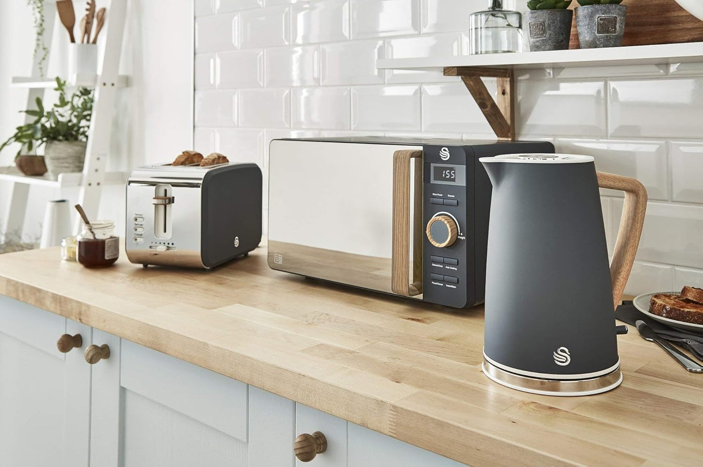 Swan Nordic Frühstücksset, Wasserkocher, 1,7 l, 2200 W, Breitschlitz-Toaster, 2 Scheiben, digitale Mikrowelle 20 l, modernes Design, Holzoptik, grau